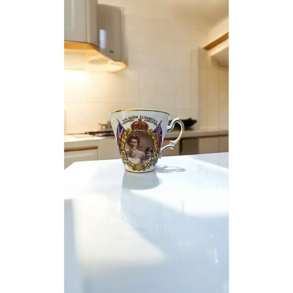 Queen Elizabeth II Coronation Commemorative Salisbury China Cup & Saucer With Go - Picture 6 of 9